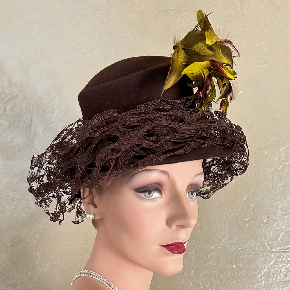 MESMERIZING 1940's BROWN FELT HAT. AMAZING FULL VEIL + YELLOW/BROWN/RED FEATHERS - Picture 3 of 14